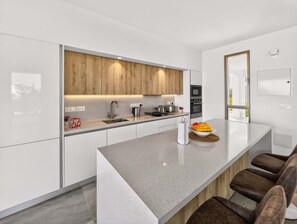 Unclassified image, 4 of 18, button