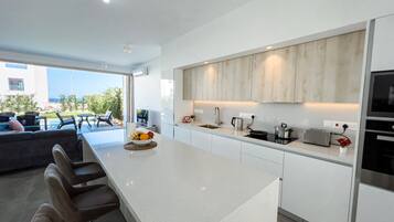 KĂŒhlschrank, Mikrowelle, Ofen, Herdplatte