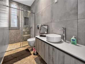 Unclassified image, 5 of 18, button