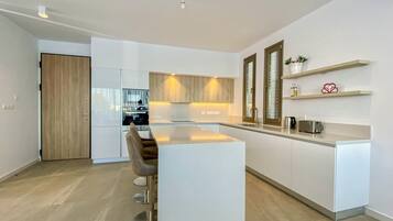 KĂŒhlschrank, Mikrowelle, Ofen, Herdplatte