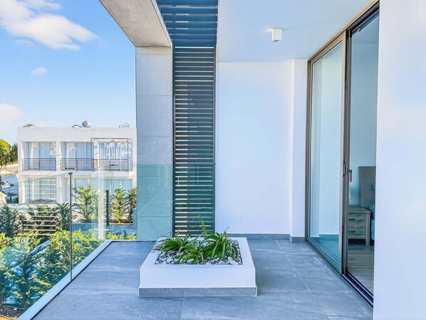 Unclassified image, 1 of 16, button