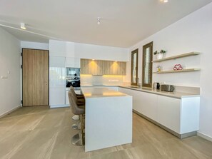 Kjøleskap, mikrobølgeovn, ovn og kokeplater