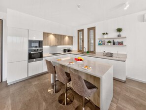 Unclassified image, 3 of 16, button