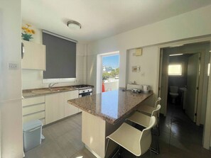 Réfrigérateur, four, batterie de cuisine, vaisselle et ustensiles