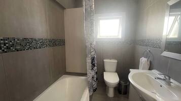 Een douche, een haardroger, handdoeken