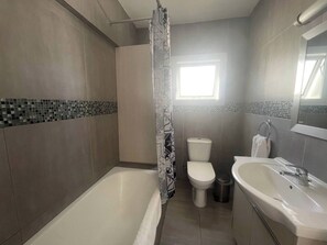 Ducha, secador de pelo, toallas