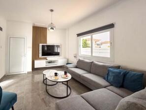 TV - Elite Luxury Villa / Private Pool / Privacy (Protaras)