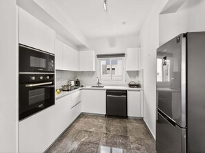 Kühlschrank, Mikrowelle, Ofen, Geschirrspüler