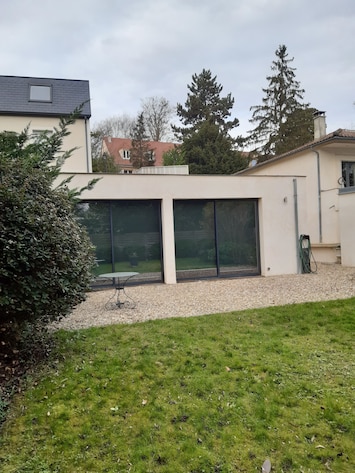 Maison vue du jardin