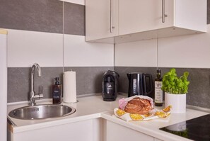 Kühlschrank, Mikrowelle, Ofen, Herdplatte