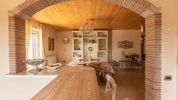 Villa, terrazzo, lato montagna | Area soggiorno | TV a schermo piatto