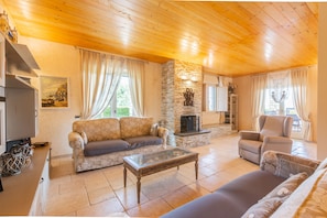 别墅, 露台, 山腰 | 客厅 | 平板电视