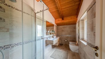 Villa, terrazzo, lato montagna | Bagno | Doccia, asciugacapelli, bidet, asciugamani
