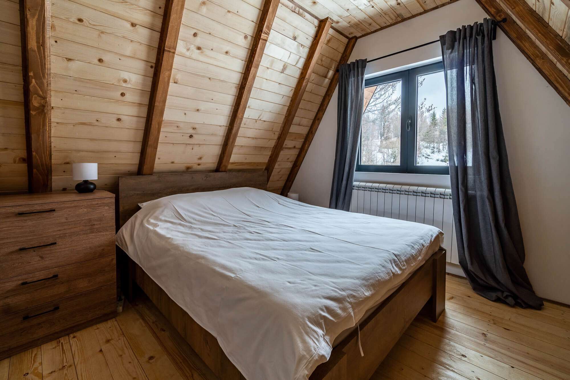 2 bedrooms, desk, WiFi, bed sheets