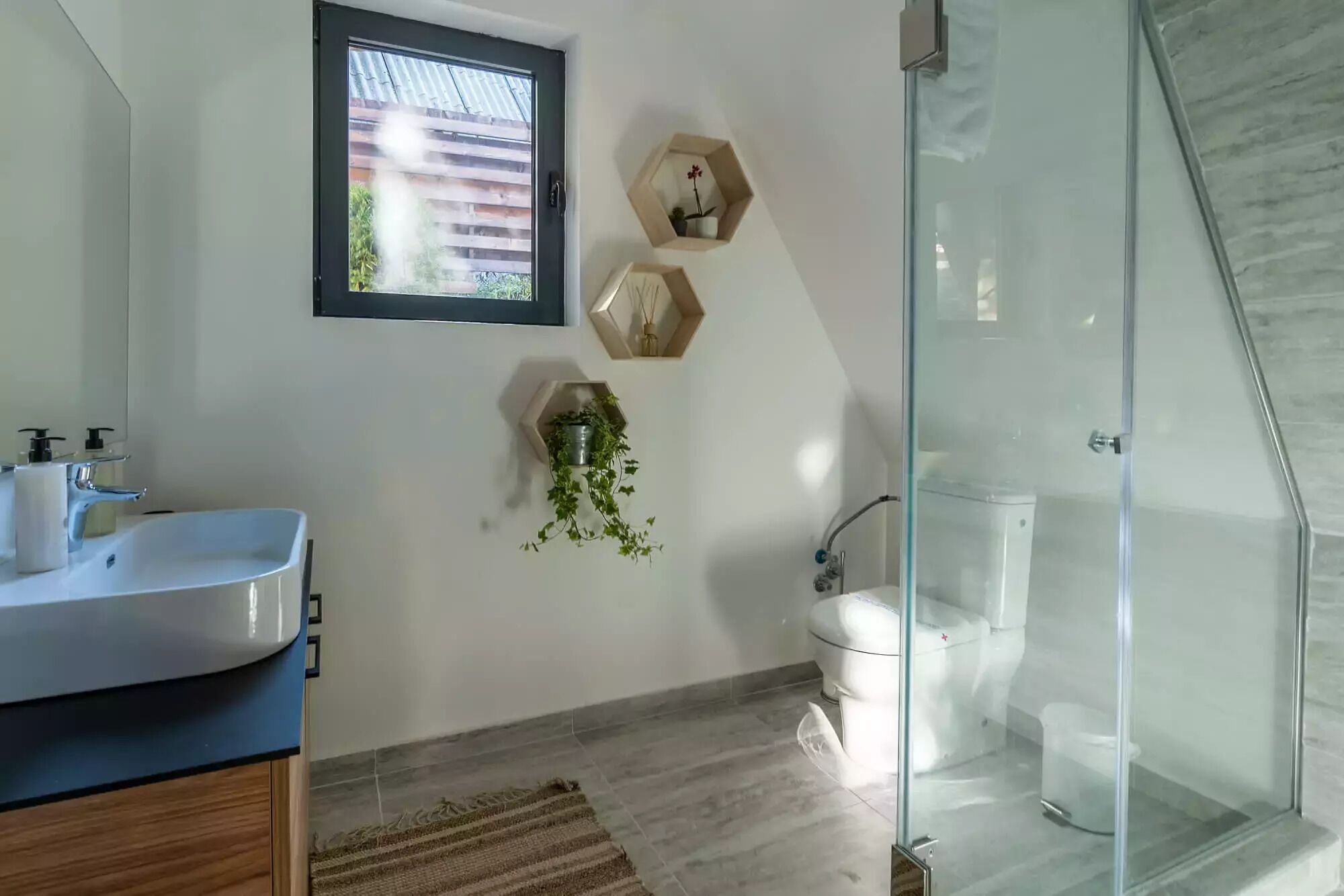 Een douche, een haardroger, handdoeken