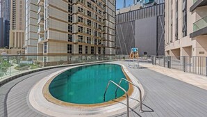 Outdoor pool - Pure Living - Beautiful 1BR With View of Burj Khalifa  (Dubai)
