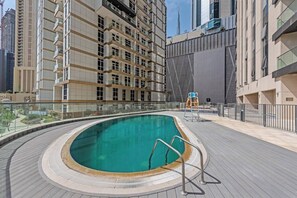 Outdoor pool - Pure Living - Beautiful 1BR With View of Burj Khalifa (Dubai)