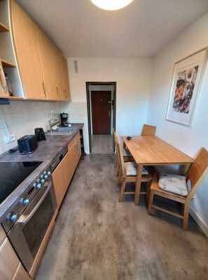 Fridge, microwave, oven, stovetop - Bergheim - Dora, im Impressionistischen Stil (Bergheim)