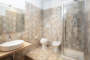 Douche, séchoir à cheveux, bidet, serviettes fournies