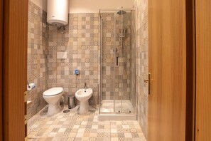 Bruser, hårtørrer, bidet, håndklæder