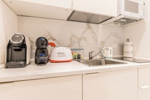 ثلاجة، ميكروويف، مستلزمات طهي/أطباق/أوعية، توابل