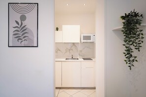 Kjøleskap, mikrobølgeovn, kjøkkenutstyr og krydder