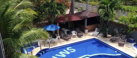 Una piscina techada, una piscina al aire libre
