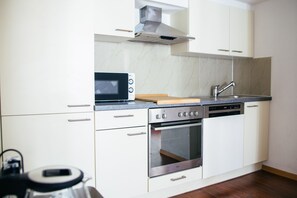 Frigorifero, microonde, forno, piano cottura