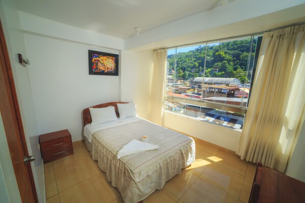 Free WiFi, bed sheets - HOSPEDAJE MARQUEZ (Chanchamayo)