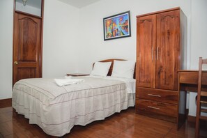 Basic Double or Twin Room | Free WiFi, bed sheets - HOSPEDAJE MARQUEZ (Chanchamayo)
