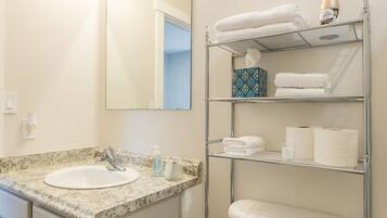 Apartment, 2 Bedrooms, City View | Bathroom