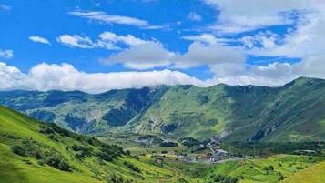Una valle con dolci colline e un piccolo insediamento.
