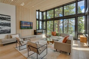 Televisión y chimenea 