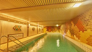 An indoor swimming pool with wooden paneling and tiled walls. - Baiersbronn - Bärbel, im Schwarzwald-stil (Baiersbronn)