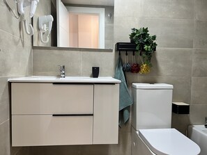 Appartement Deluxe (Bilo Balcone) | Salle de bain | Douche, douche cascade, séchoir à cheveux, serviettes fournies