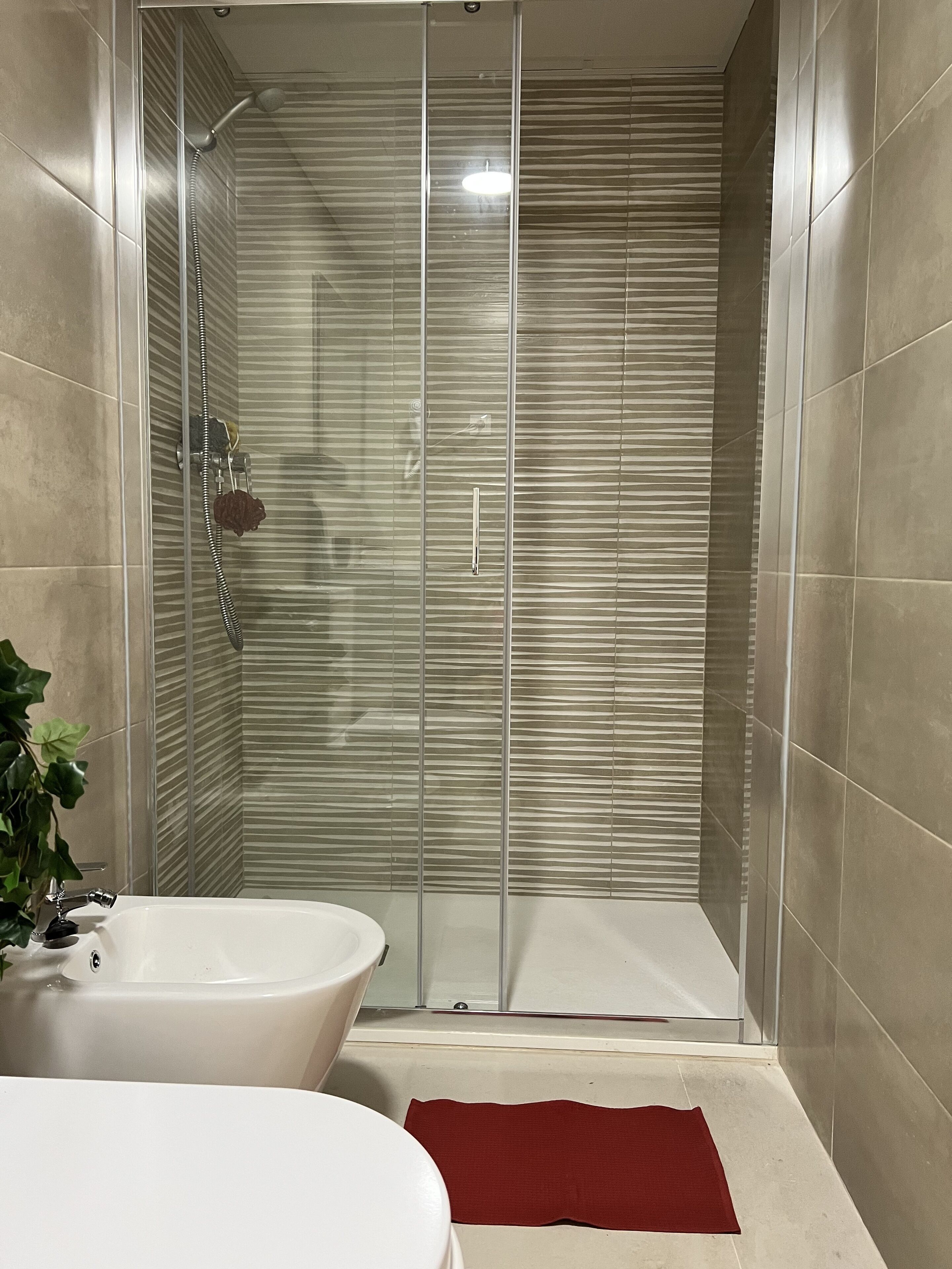 Deluxe-Apartment (Bilo Balcone) | Dusche im Bad