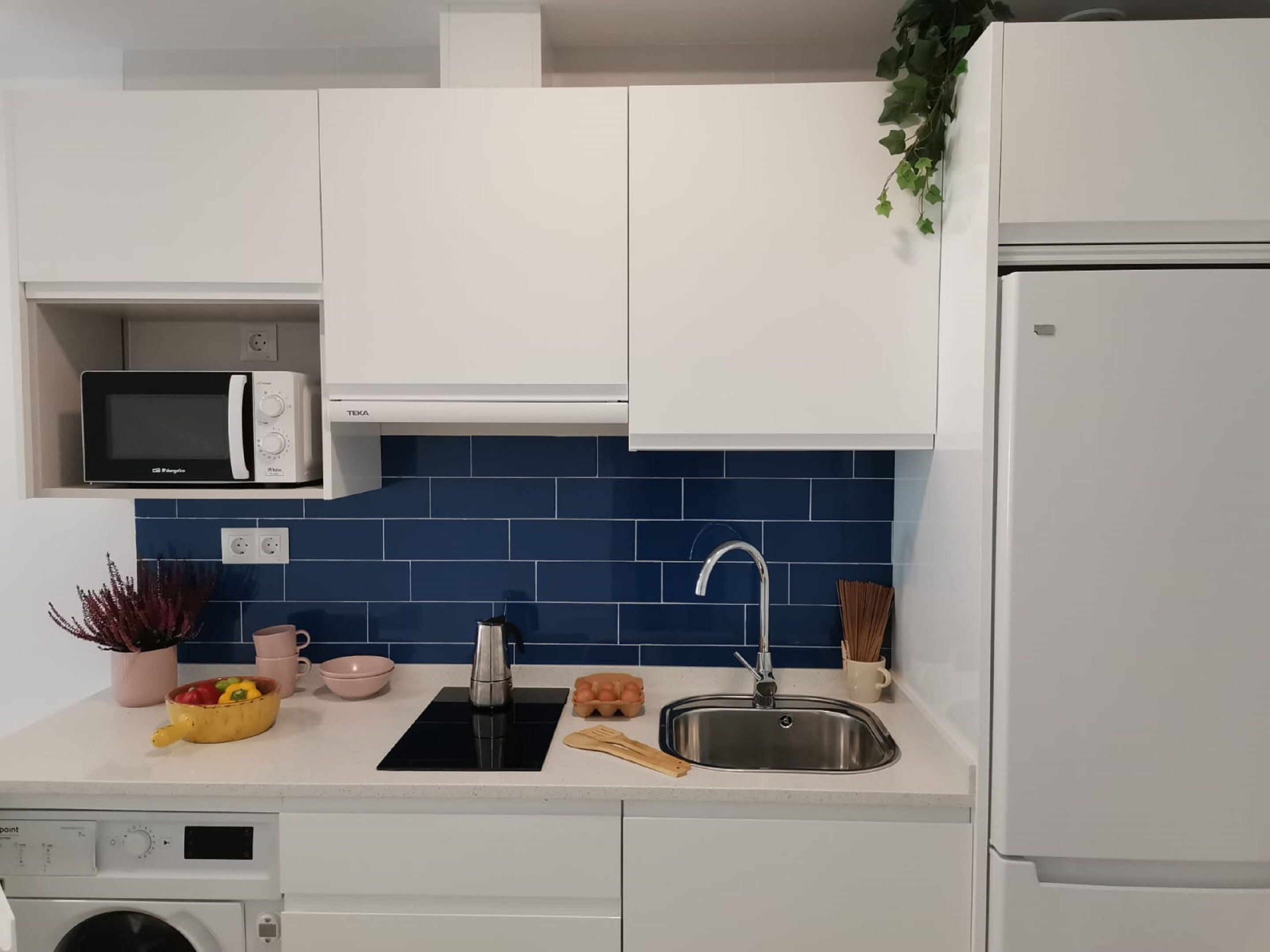 Deluxe appartement (Bilo Balcone) | Privékitchenette | Een koelkast met diepvriezer, een microgolfoven, een kookplaat