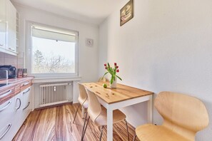 Fridge, microwave, oven, stovetop - Bergheim - Ida, die Kölner Vorstadtwohnung (Bergheim)
