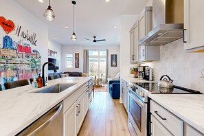 Geladeira, micro-ondas, fogão, cooktop