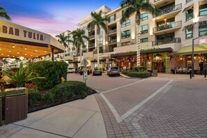 Exterior - Beautiful, single-level home with an amazing pool, lanai, AC, & washer/dryer (Naples)