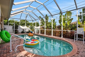 A heated pool - Beautiful, single-level home with an amazing pool, lanai, AC, & washer/dryer (Naples)