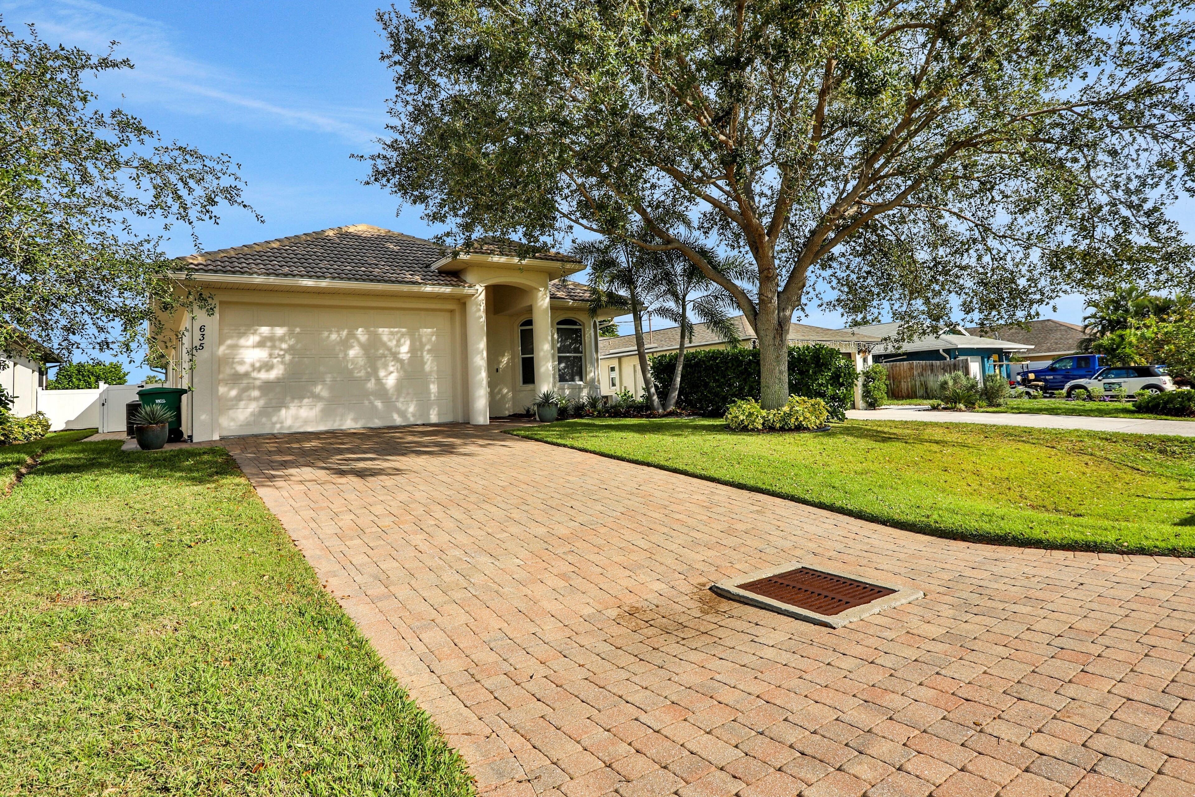 Beautiful, single-level home with an amazing pool, lanai, AC, & washer/dryer