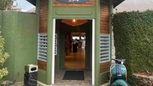 A building with a wooden facade and a sign that reads "La Plage." - Moehani Beach Lodge (Puna'auia)