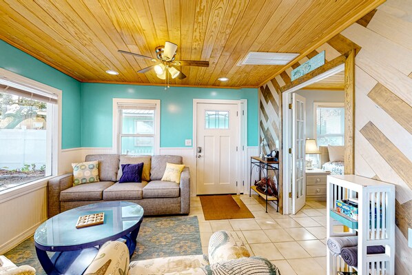 TV - Waterfront cottage with huge yard, lagoon views, dock, grill, & W/D (Fort Morgan)