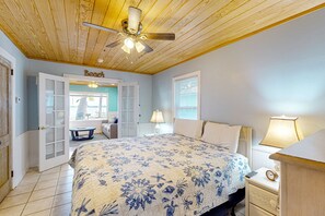 2 bedrooms, iron/ironing board, internet, bed sheets - Waterfront cottage with huge yard, lagoon views, dock, grill, & W/D (Fort Morgan)