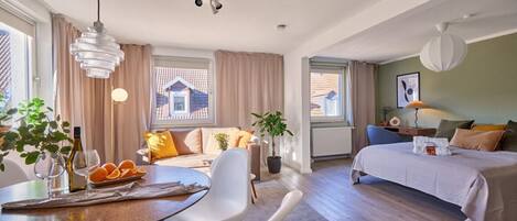 2 quartos, escrivaninha, ferros/tábuas de passar roupa