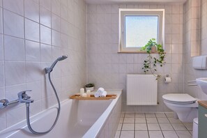 Haartrockner, Handtücher, Seife, Toilettenpapier