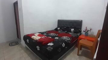 1 bedroom, individually decorated, individually furnished, desk