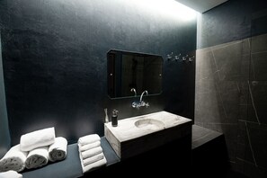Appartement | Salle de bain | Douche, douche à « effet pluie », articles de toilette gratuits