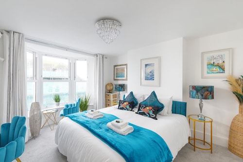 Smugglers snug by the sea